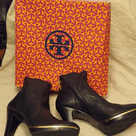 Tory Birch Leather Bootie. - Picture 2 of 7